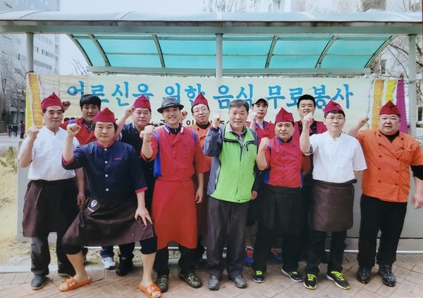  일우회는 박성만 회장(앞줄 가운데)을 중심으로 한 회원들이 지역의 다양한 곳을 찾아가 마음에서 우러나는 참된 음식 봉사를 한다.  