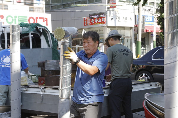박성만 일우회 회장. '영등포상회'를 운영하는 그는 지역에 어려운 이웃을 위한 음식봉사에 솔선수범한다.