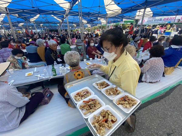 관산동 행정복지센터에서 있었던 경로잔치에 일우회의 탕수육을 나르고 있는 봉사자.