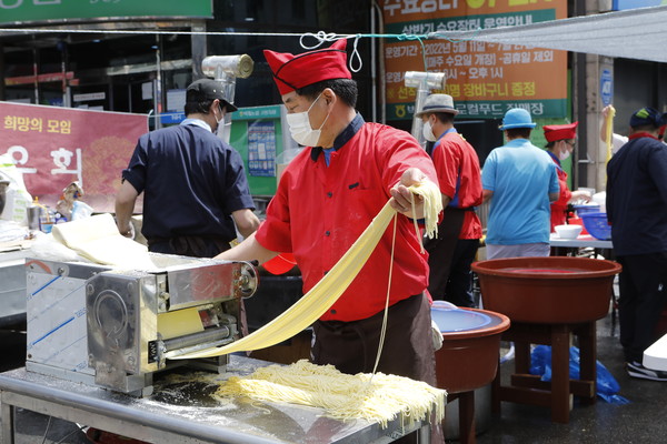 무엇하나 정성이 안들어간 것이 없다. 아찜일찍 면을 뽑아 신선한 음식을 대상자들과 함께 나눈다.