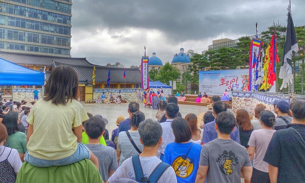 무등을 타고 공연을 관람하는 어린이. 이날 공연은 야외공연장이 관객들로 가득했다.