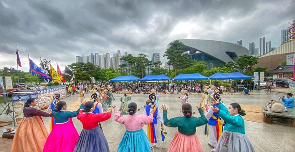 날씨가 흐린 가운데서도 공연의 열기는 식을줄 몰랐다. 