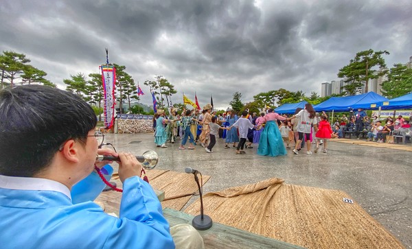 관객과 하나가 되어 공연을 마무리하고 있다.