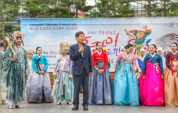 김용규 고양문화원장이 공연을 마무리하며 인사말을 전하고 있다.