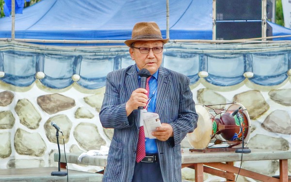 이용덕 도깝대감 지신놀이 보존회장이 공연전 인사말을 하고 있다.