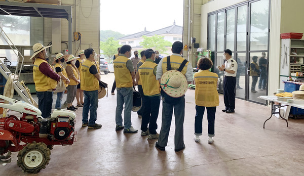 고양경찰서 고양시농업기술센터를 방문해 농업인을 대상으로 교통사고 예방 관련 교육을 진행하고 있다. 