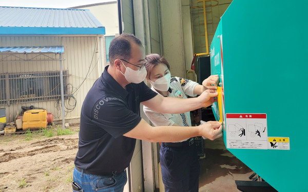 농기계에 안전 스티커를 붙이고 있는 고양경찰서 관계자들.