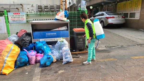 성사1동 새마을지도자협의회가 지역민들의 안전을 위해 자체적인 방역 활동을 진행하고 있다. 