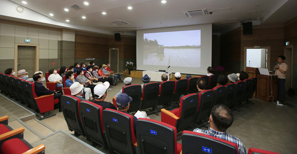 송포농협의 현재와 과거를 동영상으로 시청하는 조합원들