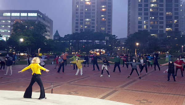 식사동이 중앙공원에서 운영중인 가족 팡팡 교실.