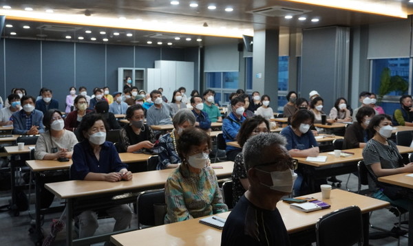 이날 강좌에는 진윤숙 회장을 비롯해 고양시 주민자치협의회 관계자와 시민 80명이 참석했다.