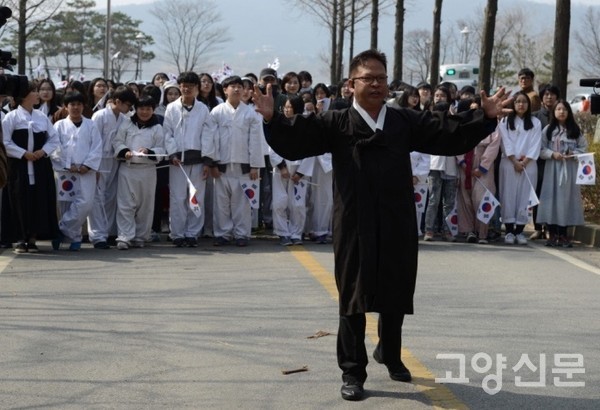 민족문제연구소 고양파주지부장을 역임하며 지역의 항일역사 조명작업에 앞장섰던 김철기씨. 사진은 3.1절을 맞아 행주나루 선상만세운동을 재연한 기념행사 모습. [사진제공=김철기]
