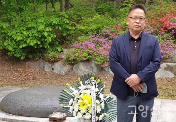 파주에 자리한 애국지사 장준하 선생의 묘소를 찾은 김철기씨. [사진제공=김철기]