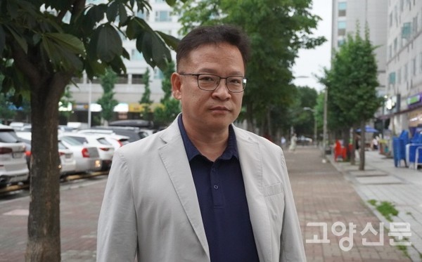 1년전 장항습지 환경정화작업을 하다 지뢰폭발사고로 오른쪽 발목을 잃은 김철기씨. 장애와 트라우마를 극복해가며 일상에 복귀한 그를 장항동 라페스타 근처에서 만나보았다. 