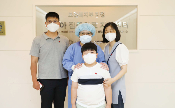 김선우 군과 부모님이 7년 전 김선우 군을 치료했던 소아청소년과 황종희 교수(가운데)와 만나 담소와 기념촬영 시간을 가졌다. 