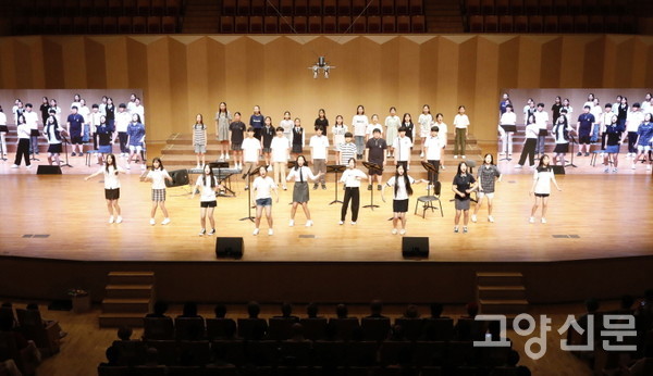 고양시립소년소녀합창단의 오프닝 공연. [사진=한진수 기자]