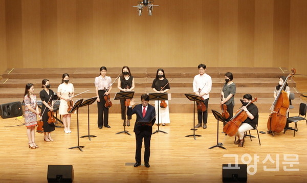 취임 선서를 하는 이동환 고양시장. 행사 내내 현악 챔버오케스트라가 음악을 연주하며 순서를 연결했다.