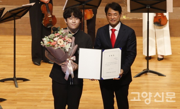 고양시에 거주하는 고등학생이 시민을 대표해 고양시장 임명장을 전달했다. [사진=한진수 기자]