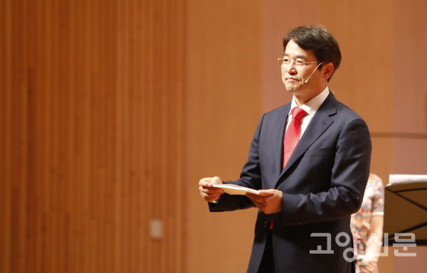 1일 고양아람누리 아람음악당에서 열린 고양특례시장 취임식에서 '비전 프리젠테이션' 형식의 취임사를 하고 있는 이동환 고양시장. [사진=한진수 기자]