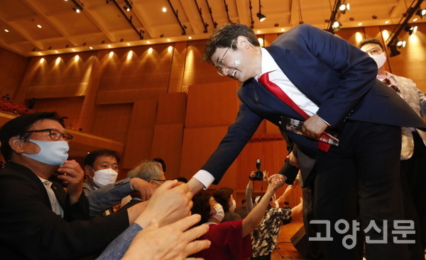 단상 아래 시민들과 악수를 나누는 이동환 시장. [사진=한진수 기자]