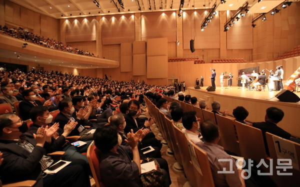 취임식장을 가득 메운 시민들은 취임사 중간중간 뜨거운 박수로 기대감을 표했다. [사진=한진수 기자]