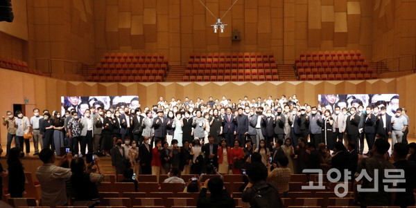 참석자들이 단상으로 올라와 함께 기념촬영을 하는 모습. [사진=한진수 기자]