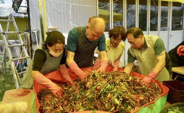 이용우 국회의원님도 팔을 걷어올리고 열심히 김치를 담가주셨습니다. 