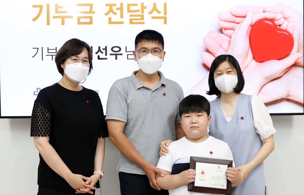 (사진 왼쪽부터) 강주현 경기북부사랑의열매 본부장과 김선우 군(아래 흰색)의 부모님이 함께 자리했다.