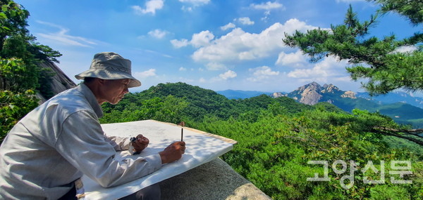 전시를 여는 김석환 화가. 그가 그린 그림은 모두 북한산에 직접 올라 그린 ‘현장 실경수묵화’다. 