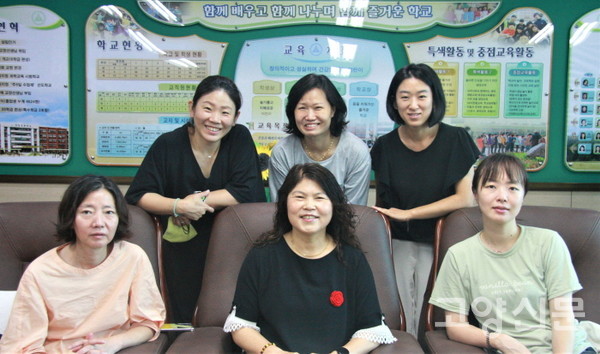 김운예 교장(앞줄 가운데)과 자리를 함께 한 환경동아리 회원들. 
