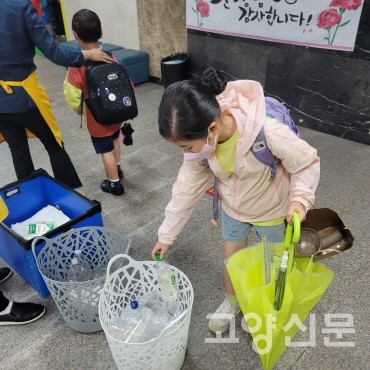 집에서 가져온 재활용품을 배출하는 어린이. [사진=송진화]