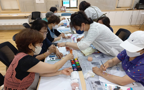 일산3동이 주민과 함께하는 페이스페인팅 을 진행하고 있다.