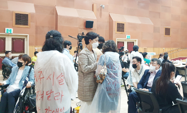 김경희 도의원과 조한진 교수, 김재룡 센터장 등이 발달장애인 부모와 대화를 나누고 있다. 이날 토론회에 참여한 발달장애인 부모들은 “장애인 관련 통계 자체가 근본적으로 잘못 집계돼 있기에 탈시설이라는 정책 방향도 잘못된 것”이라며 “용어 자체도 ‘탈시설’이 아니라 ‘자립생활’이어야 한다”고 문제를 제기했다.