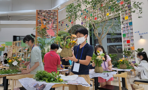 고양국제꽃박람회가 고양꽃전시관 플라워북카페에서 대한민국 어린이 꽃장식 대회를 개최하고 있다