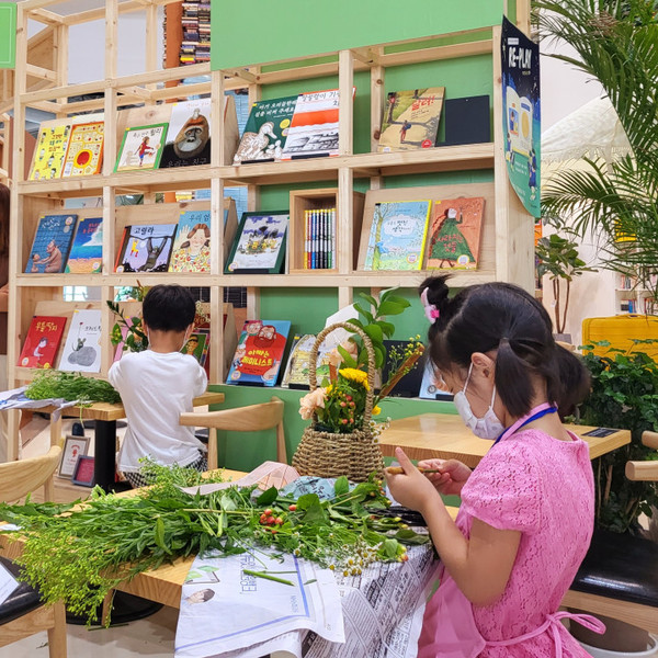 대한민국 어린이 꽃장식 대회에 참여한 한 어린이.