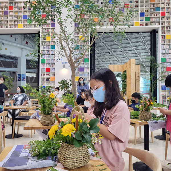 어린이들이 어린이 꽃장식 대회에 참여해 대회를 즐기고 있다.