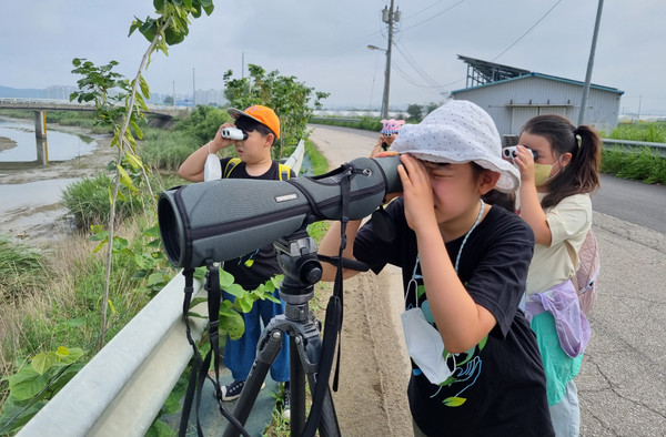 저어새 탐구대가 장월평천을 탐구하고 있다.