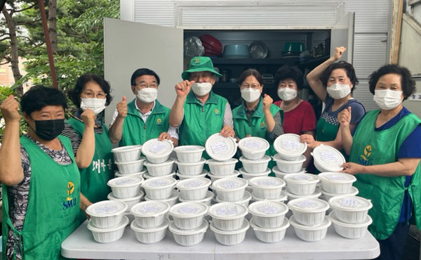 일산1동이 지역의 홀몸어르신과 취약계층에 직접만든 소불고기를 전달했다.