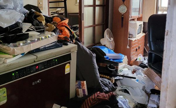 청소전 대상 가구의 어지러운 환경