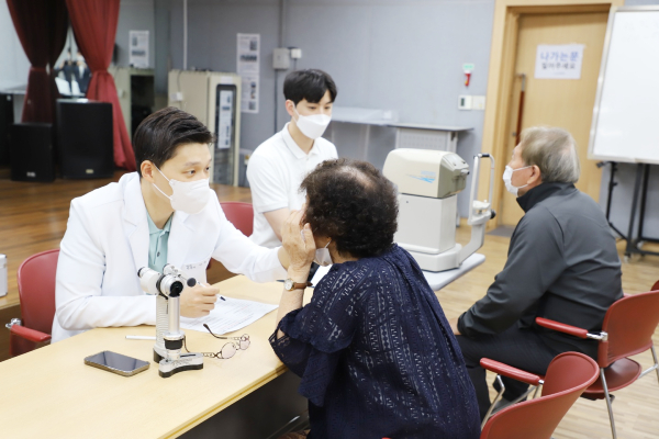 고양신세계안과 안종호 원장이 덕양노인종합복지관을 찾아 어르신에세 안과 무료 검진을 하고 있다. [사진 = 고양신세계안과]