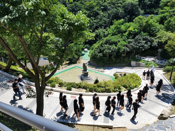 울릉군에 있는 독도박물관을 둘러보고 있는 청소년들. 