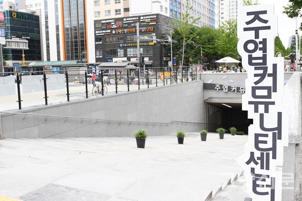 최근 리모델링을 마친 주엽역 광장 내 주엽커뮤니티센터로 내려가는 지하보도. 설계 당시 원래 있던 진입로 폭이 좁아진 탓에 기존 경사로가 철거되고 대안이 마련되지 않아 장애인 등 이동약자들이 내려갈 수 없는 상태다.