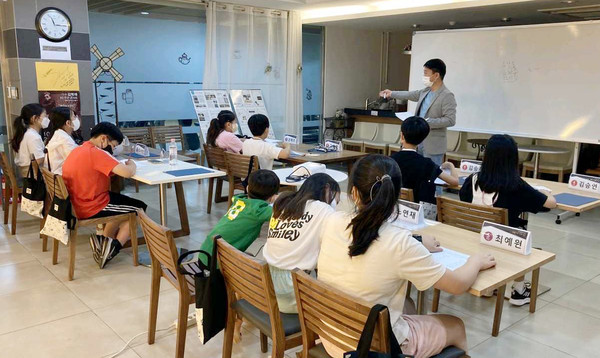 글쓰기와 사진 촬영에 대해 교육을 받는 어린이 기자단.