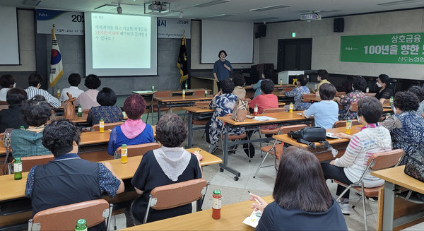 신도농협이 농업인과 조합원, 여성조직 회원 등에게 농협 이동상담실을 운영하고 있다.