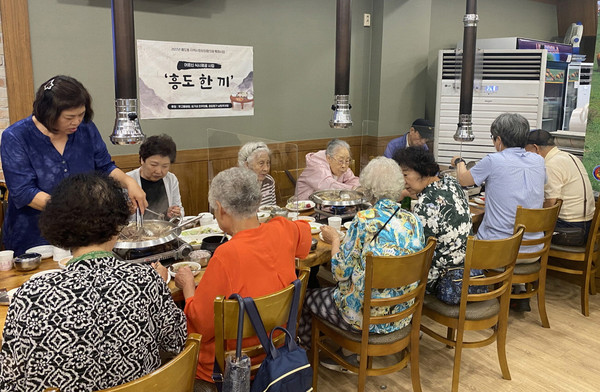 흥도동이 독거 어르신 여덟 분을 모시고 지역 내 식당에서  ‘흥도 한 끼’사업을 진행했다.