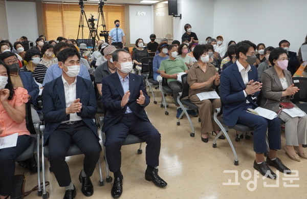 '백석1동 랄랄라' 뮤직비디오를 즐겁게 감상하고 있는 참석자들. 