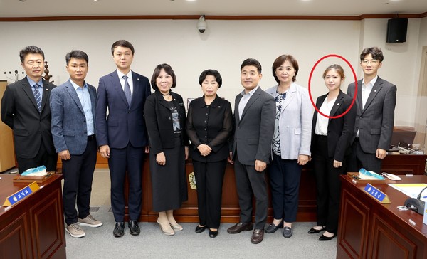 ▲제9대 고양시의회 문화복지위원회 소속의 천승아 의원(사진 오른쪽에서 두 번째).  사진제공=고양시의회