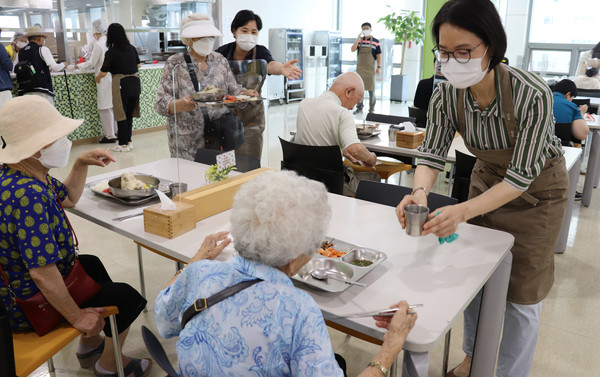 배다골 테마파크와 '시원한 여름나기' 삼계탕 나눔을 하는 덕양행신종합사회복지관.