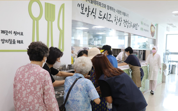 덕양행신종합사회복지관과 배다골테마파크가 지역의 취약계층을 위해 함께 힘을 합쳤다.