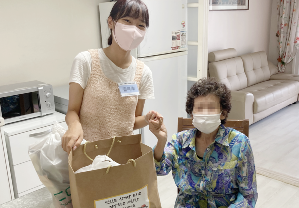 어르신 가정을 방문해 삼계탕을 전달하며 안부를 확인한 덕양행신종합사회복지관 관계자.